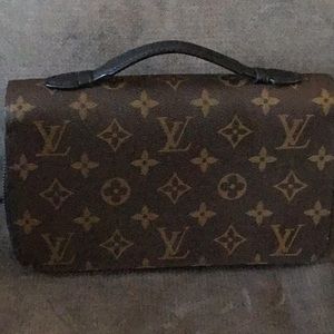 Louis Vuitton organizer